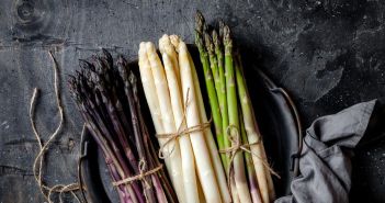 Deutsche Spargelsaison gestartet mit beheizter Frühernte und Feldstart (Foto: AdobeStock - sveta_zarzamora - 315643988)