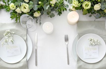 Mocha Mousse erobert 2025 Hochzeitswelt mit minimalistisch nachhaltigem (Foto: AdobeStock - Pixel-Shot - 300198402)